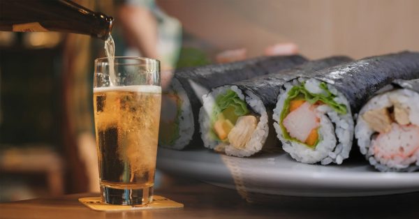 combinação fácil de sushi com cerveja e sushi