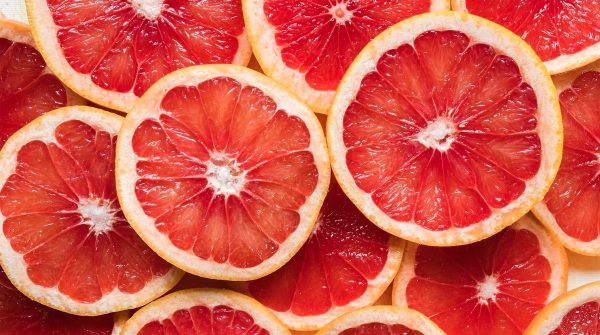 Close-up de fatias suculentas, frescas e vermelhas de toranja.